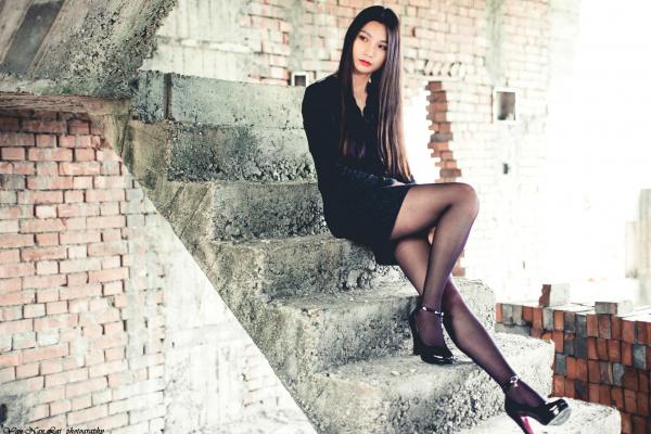 刘珍妮coco   台湾正妹Jenny户外街拍写真：黑色紧身裙与丝袜高跟鞋展现冷艳气质，精选39P美腿外拍特辑第22张图片