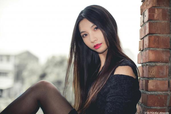 刘珍妮coco   台湾正妹Jenny户外街拍写真：黑色紧身裙与丝袜高跟鞋展现冷艳气质，精选39P美腿外拍特辑第27张图片