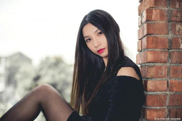 刘珍妮coco   台湾正妹Jenny户外街拍写真：黑色紧身裙与丝袜高跟鞋展现冷艳气质，精选39P美腿外拍特辑第28张图片
