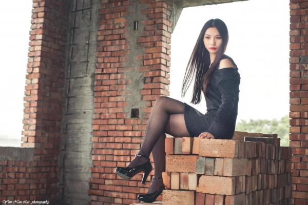 刘珍妮coco   台湾正妹Jenny户外街拍写真：黑色紧身裙与丝袜高跟鞋展现冷艳气质，精选39P美腿外拍特辑第30张图片