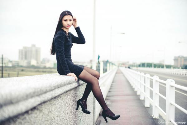 刘珍妮coco   台湾正妹Jenny户外街拍写真：黑色紧身裙与丝袜高跟鞋展现冷艳气质，精选39P美腿外拍特辑第37张图片