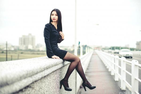 刘珍妮coco   台湾正妹Jenny户外街拍写真：黑色紧身裙与丝袜高跟鞋展现冷艳气质，精选39P美腿外拍特辑第39张图片