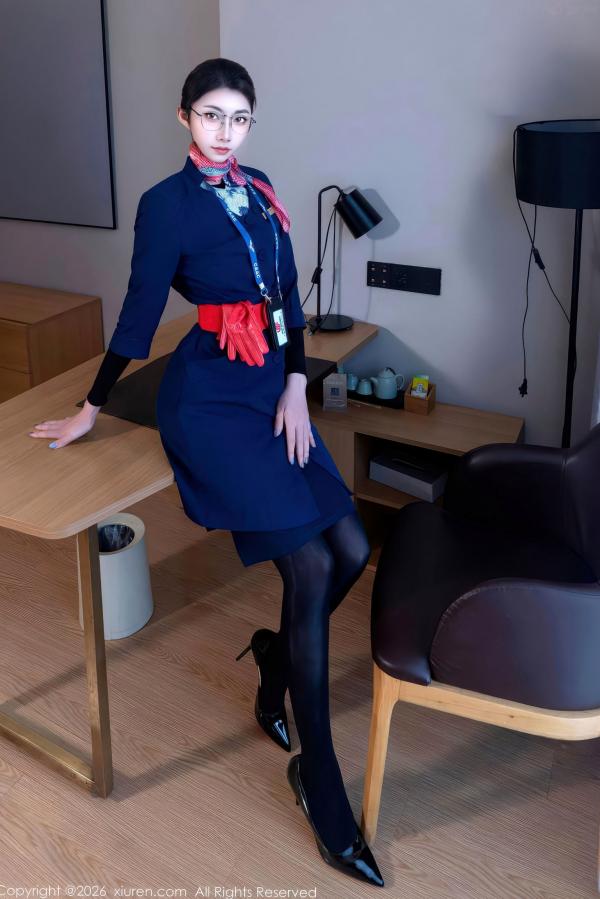 任育萱   Vanessa秀人网写真11276：冷艳女警与温婉空姐制服的双重诱惑，黑丝高跟极致身材，极致视觉冲击力私房大片第2张图片