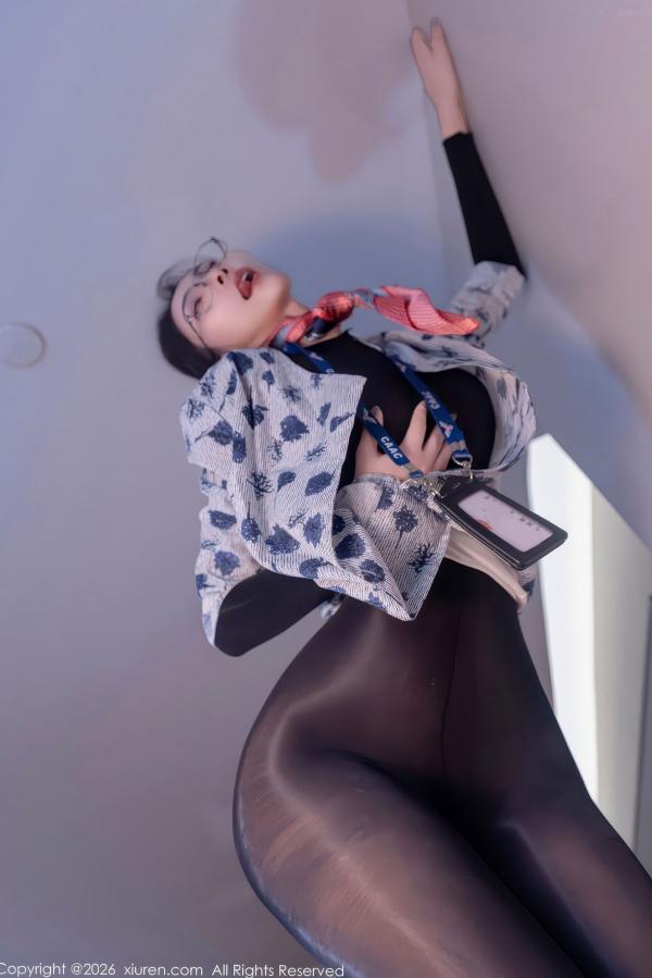 任育萱   Vanessa秀人网写真11276：冷艳女警与温婉空姐制服的双重诱惑，黑丝高跟极致身材，极致视觉冲击力私房大片第9张图片