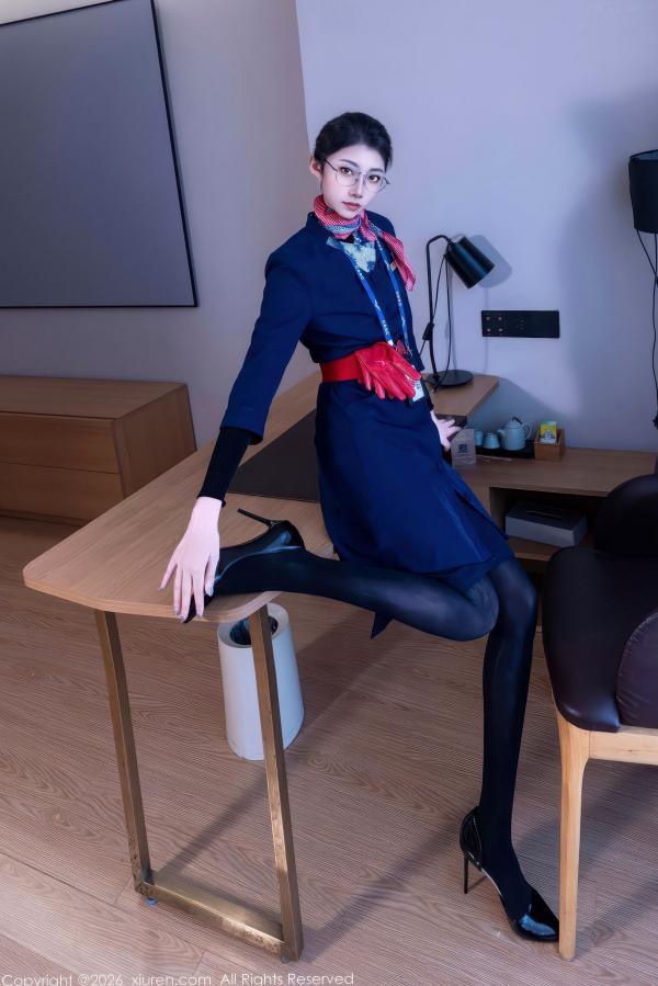 任育萱   Vanessa秀人网写真11276：冷艳女警与温婉空姐制服的双重诱惑，黑丝高跟极致身材，极致视觉冲击力私房大片第66张图片