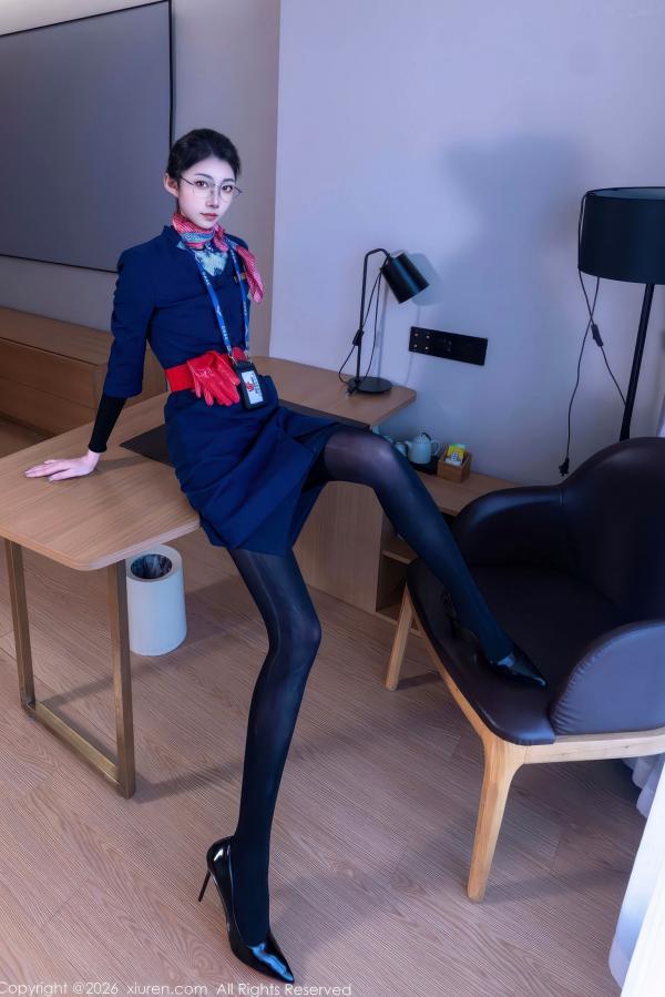 任育萱   Vanessa秀人网写真11276：冷艳女警与温婉空姐制服的双重诱惑，黑丝高跟极致身材，极致视觉冲击力私房大片第67张图片