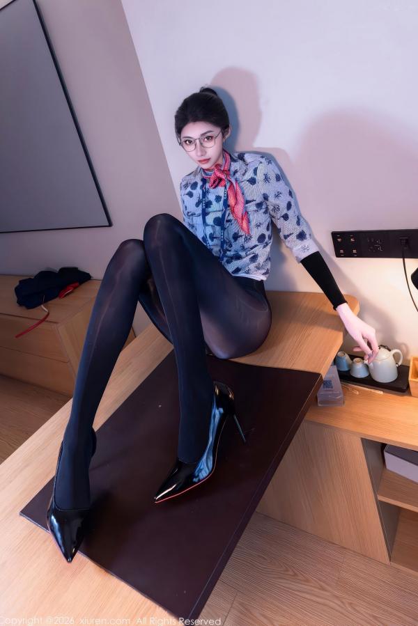 任育萱   Vanessa秀人网写真11276：冷艳女警与温婉空姐制服的双重诱惑，黑丝高跟极致身材，极致视觉冲击力私房大片第71张图片