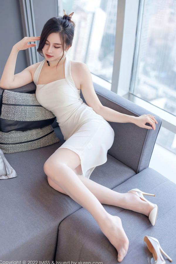 任育萱   IMiss爱蜜社705期-Vanessa纯白修身连衣长裙私房照，气质女神酒店室内诱惑写真第30张图片