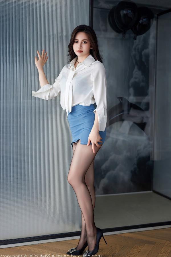 任育萱   IMiss爱蜜社-700-Vanessa-白衬衫制服诱惑与黑丝美腿的职场私房写真，极致性感OL风格展现迷人曲线第2张图片
