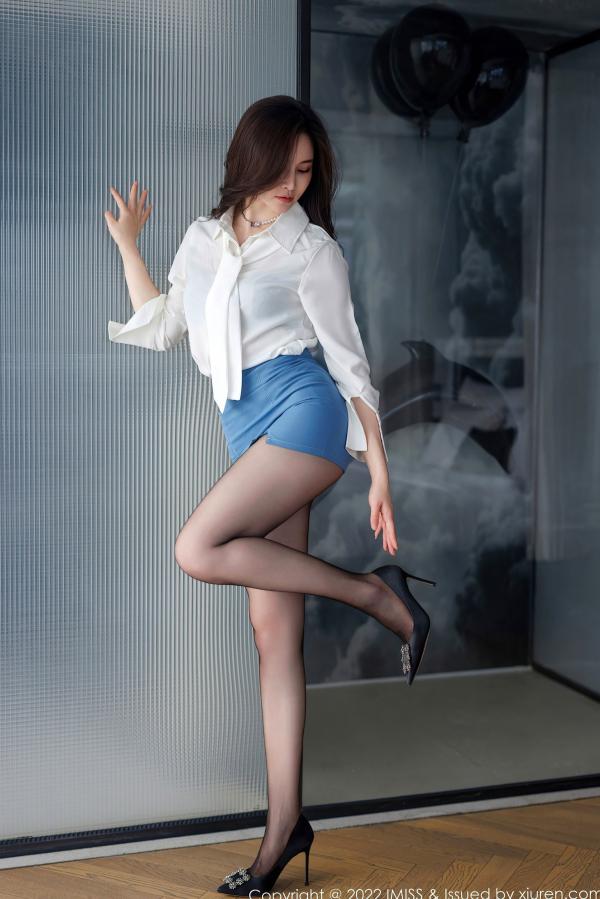 任育萱   IMiss爱蜜社-700-Vanessa-白衬衫制服诱惑与黑丝美腿的职场私房写真，极致性感OL风格展现迷人曲线第3张图片
