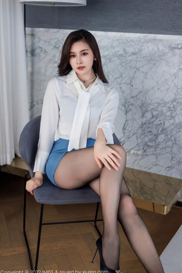 任育萱   IMiss爱蜜社-700-Vanessa-白衬衫制服诱惑与黑丝美腿的职场私房写真，极致性感OL风格展现迷人曲线第12张图片