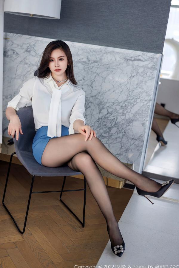 任育萱   IMiss爱蜜社-700-Vanessa-白衬衫制服诱惑与黑丝美腿的职场私房写真，极致性感OL风格展现迷人曲线第13张图片