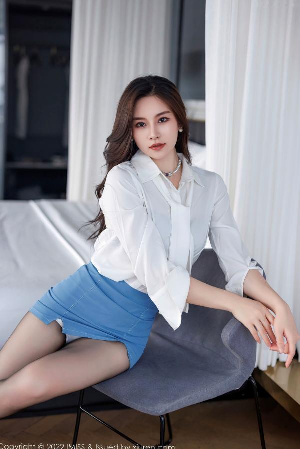 任育萱   IMiss爱蜜社-700-Vanessa-白衬衫制服诱惑与黑丝美腿的职场私房写真，极致性感OL风格展现迷人曲线第23张图片