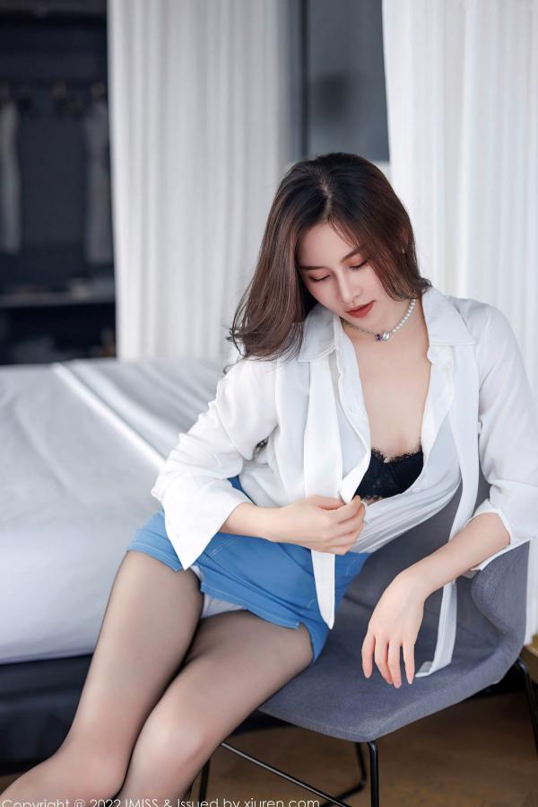 任育萱   IMiss爱蜜社-700-Vanessa-白衬衫制服诱惑与黑丝美腿的职场私房写真，极致性感OL风格展现迷人曲线第27张图片