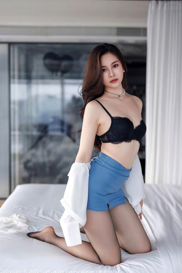 任育萱   IMiss爱蜜社-700-Vanessa-白衬衫制服诱惑与黑丝美腿的职场私房写真，极致性感OL风格展现迷人曲线第44张图片