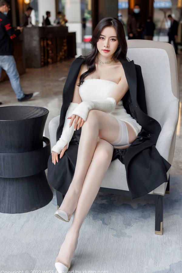 任育萱   IMiss爱蜜社-671-Vanessa-纯白蕾丝内衣白丝吊带袜私房写真，居家卧室风格尽显极致性感尤物魅力第1张图片
