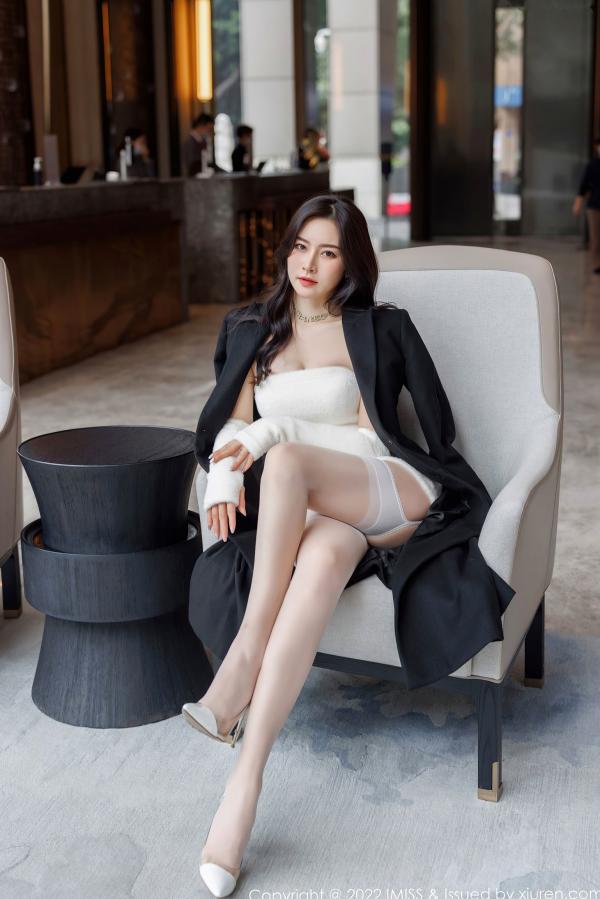 任育萱   IMiss爱蜜社-671-Vanessa-纯白蕾丝内衣白丝吊带袜私房写真，居家卧室风格尽显极致性感尤物魅力第2张图片