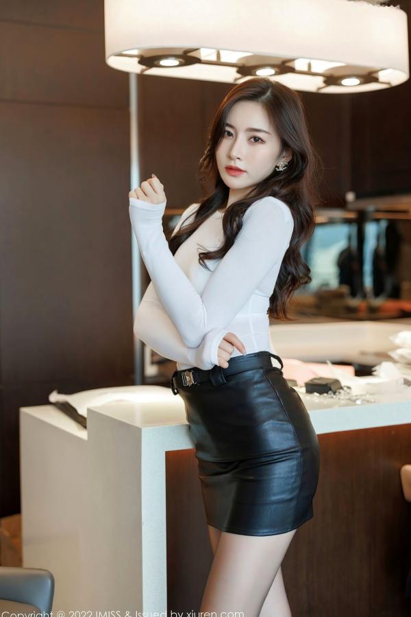 任育萱   IMiss爱蜜社-668-Vanessa-白色紧身T黑皮短裙浴室私房，气质女神演绎轻熟诱惑风格写真第6张图片