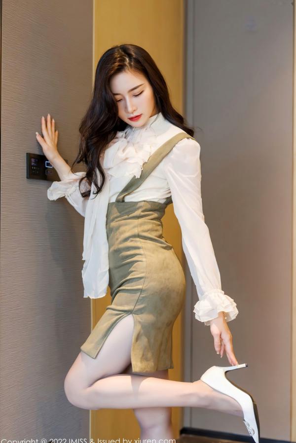 任育萱   IMiss爱蜜社No.664 Vanessa私房写真：白衣吊带短裙制服诱惑，蕾丝内衣与性感肉丝尽显轻熟女神知性美第1张图片