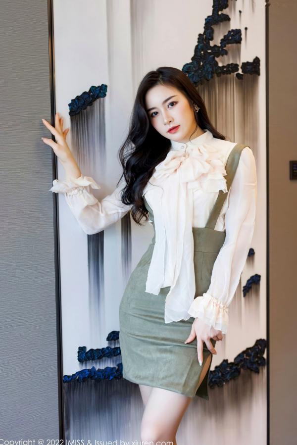 任育萱   IMiss爱蜜社No.664 Vanessa私房写真：白衣吊带短裙制服诱惑，蕾丝内衣与性感肉丝尽显轻熟女神知性美第3张图片