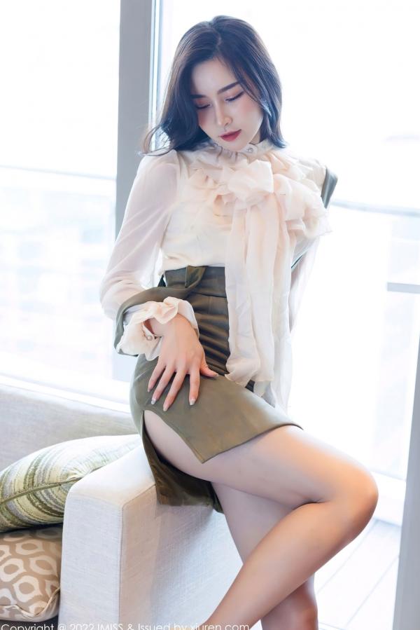 任育萱   IMiss爱蜜社No.664 Vanessa私房写真：白衣吊带短裙制服诱惑，蕾丝内衣与性感肉丝尽显轻熟女神知性美第4张图片