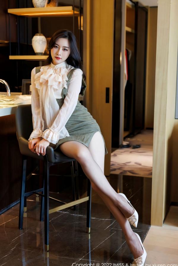 任育萱   IMiss爱蜜社No.664 Vanessa私房写真：白衣吊带短裙制服诱惑，蕾丝内衣与性感肉丝尽显轻熟女神知性美第8张图片