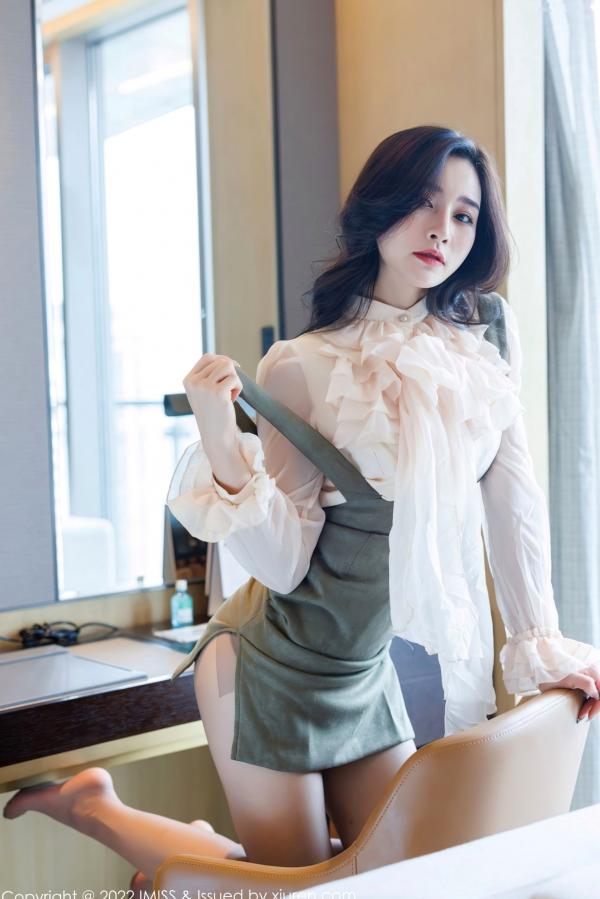 任育萱   IMiss爱蜜社No.664 Vanessa私房写真：白衣吊带短裙制服诱惑，蕾丝内衣与性感肉丝尽显轻熟女神知性美第11张图片