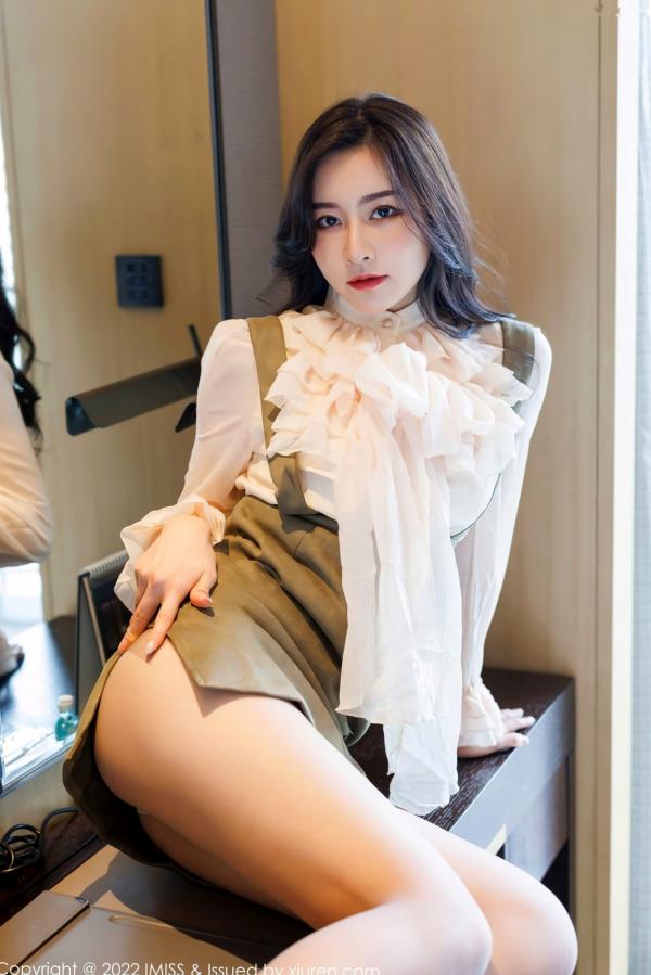 任育萱   IMiss爱蜜社No.664 Vanessa私房写真：白衣吊带短裙制服诱惑，蕾丝内衣与性感肉丝尽显轻熟女神知性美第12张图片