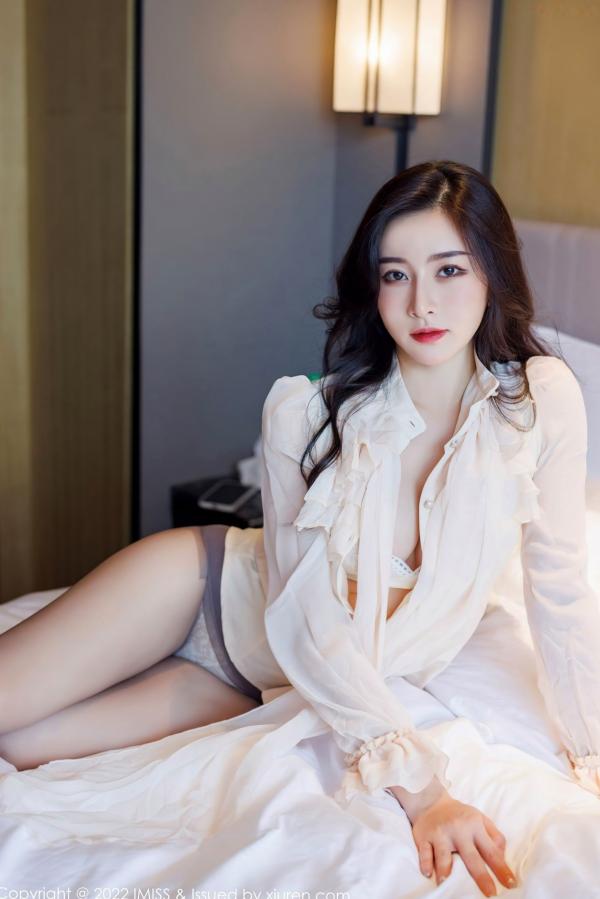 任育萱   IMiss爱蜜社No.664 Vanessa私房写真：白衣吊带短裙制服诱惑，蕾丝内衣与性感肉丝尽显轻熟女神知性美第13张图片