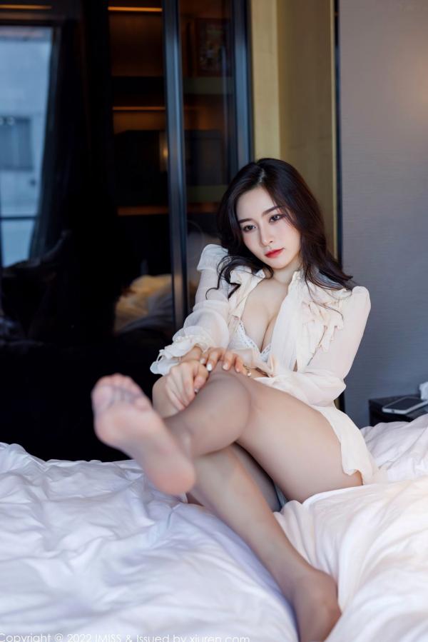 任育萱   IMiss爱蜜社No.664 Vanessa私房写真：白衣吊带短裙制服诱惑，蕾丝内衣与性感肉丝尽显轻熟女神知性美第16张图片