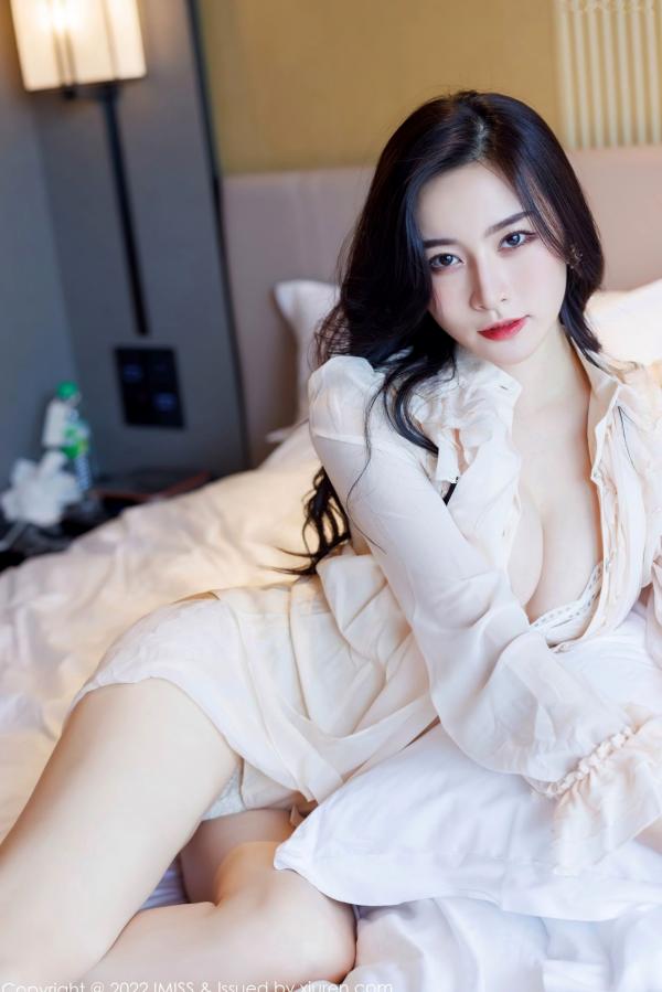 任育萱   IMiss爱蜜社No.664 Vanessa私房写真：白衣吊带短裙制服诱惑，蕾丝内衣与性感肉丝尽显轻熟女神知性美第22张图片