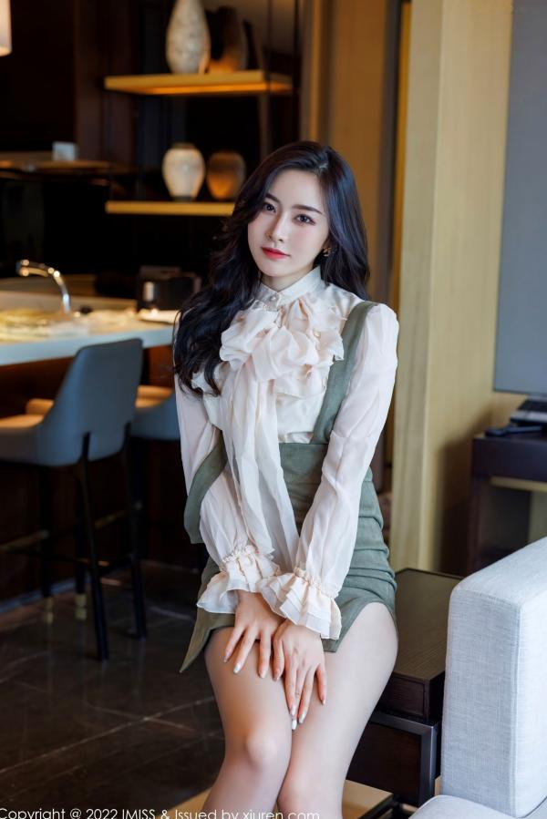 任育萱   IMiss爱蜜社No.664 Vanessa私房写真：白衣吊带短裙制服诱惑，蕾丝内衣与性感肉丝尽显轻熟女神知性美第34张图片