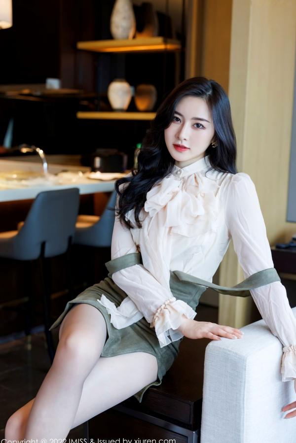 任育萱   IMiss爱蜜社No.664 Vanessa私房写真：白衣吊带短裙制服诱惑，蕾丝内衣与性感肉丝尽显轻熟女神知性美第35张图片