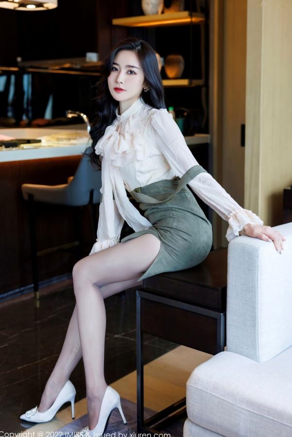 任育萱   IMiss爱蜜社No.664 Vanessa私房写真：白衣吊带短裙制服诱惑，蕾丝内衣与性感肉丝尽显轻熟女神知性美第36张图片