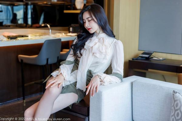 任育萱   IMiss爱蜜社No.664 Vanessa私房写真：白衣吊带短裙制服诱惑，蕾丝内衣与性感肉丝尽显轻熟女神知性美第38张图片
