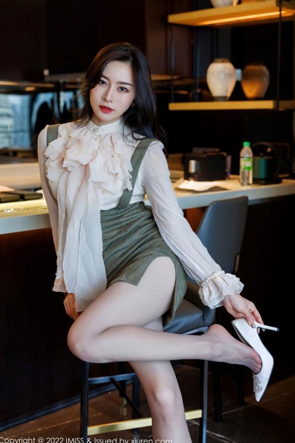 任育萱   IMiss爱蜜社No.664 Vanessa私房写真：白衣吊带短裙制服诱惑，蕾丝内衣与性感肉丝尽显轻熟女神知性美第41张图片