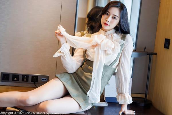 任育萱   IMiss爱蜜社No.664 Vanessa私房写真：白衣吊带短裙制服诱惑，蕾丝内衣与性感肉丝尽显轻熟女神知性美第42张图片