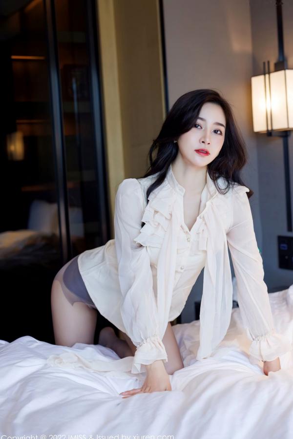 任育萱   IMiss爱蜜社No.664 Vanessa私房写真：白衣吊带短裙制服诱惑，蕾丝内衣与性感肉丝尽显轻熟女神知性美第44张图片