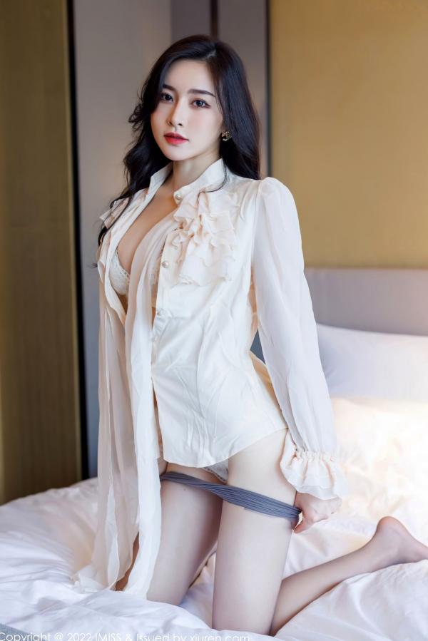 任育萱   IMiss爱蜜社No.664 Vanessa私房写真：白衣吊带短裙制服诱惑，蕾丝内衣与性感肉丝尽显轻熟女神知性美第53张图片
