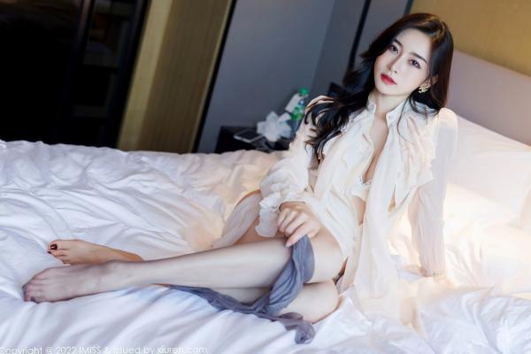 任育萱   IMiss爱蜜社No.664 Vanessa私房写真：白衣吊带短裙制服诱惑，蕾丝内衣与性感肉丝尽显轻熟女神知性美第61张图片