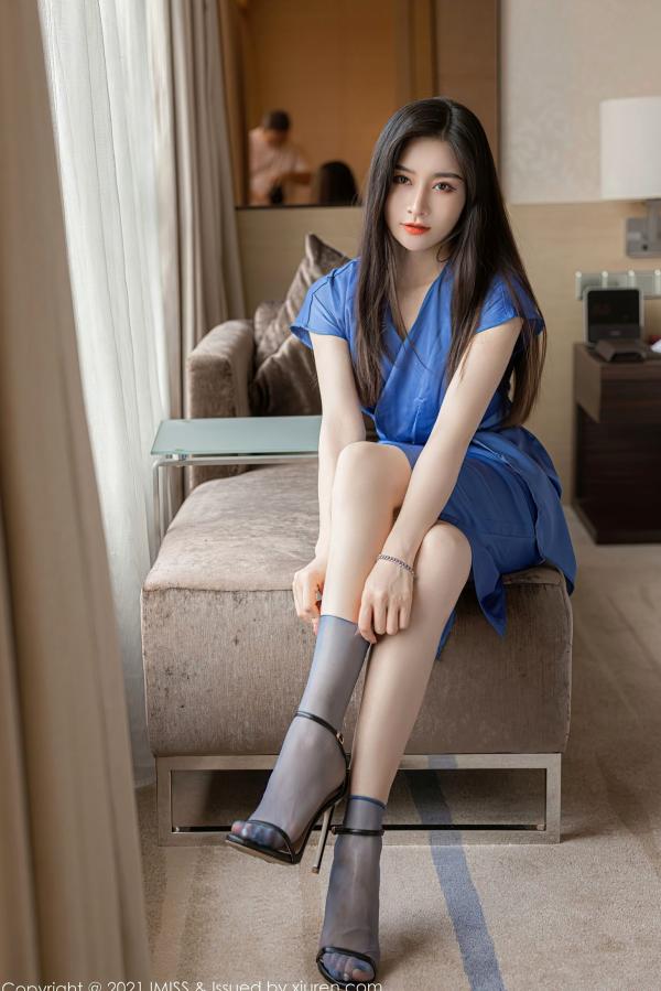 任育萱   《IMiss爱蜜社-626-Vanessa-气质女神私房写真：蓝色缎面礼裙与蕾丝内衣，丝袜美腿尽显优雅魅力》第2张图片