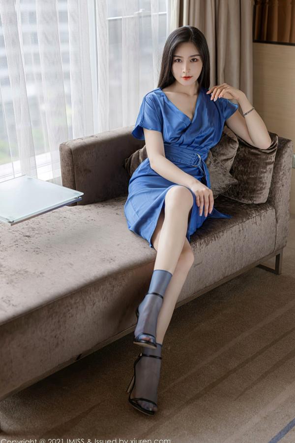任育萱   《IMiss爱蜜社-626-Vanessa-气质女神私房写真：蓝色缎面礼裙与蕾丝内衣，丝袜美腿尽显优雅魅力》第4张图片