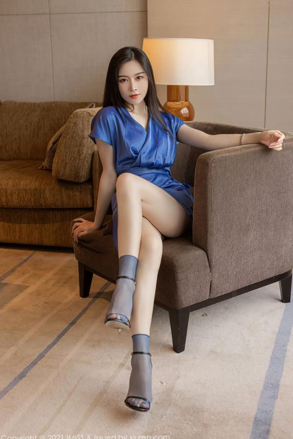 任育萱   《IMiss爱蜜社-626-Vanessa-气质女神私房写真：蓝色缎面礼裙与蕾丝内衣，丝袜美腿尽显优雅魅力》第15张图片