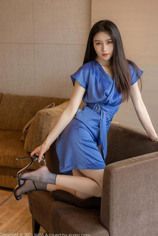 任育萱   《IMiss爱蜜社-626-Vanessa-气质女神私房写真：蓝色缎面礼裙与蕾丝内衣，丝袜美腿尽显优雅魅力》第19张图片