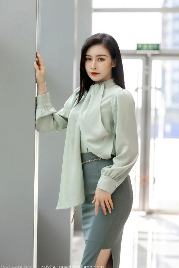 任育萱   IMiss爱蜜社-617-Vanessa-灰裙职业装OL制服与白色内衣诱惑-职场御姐私房写真实拍-2021.07.26第3张图片