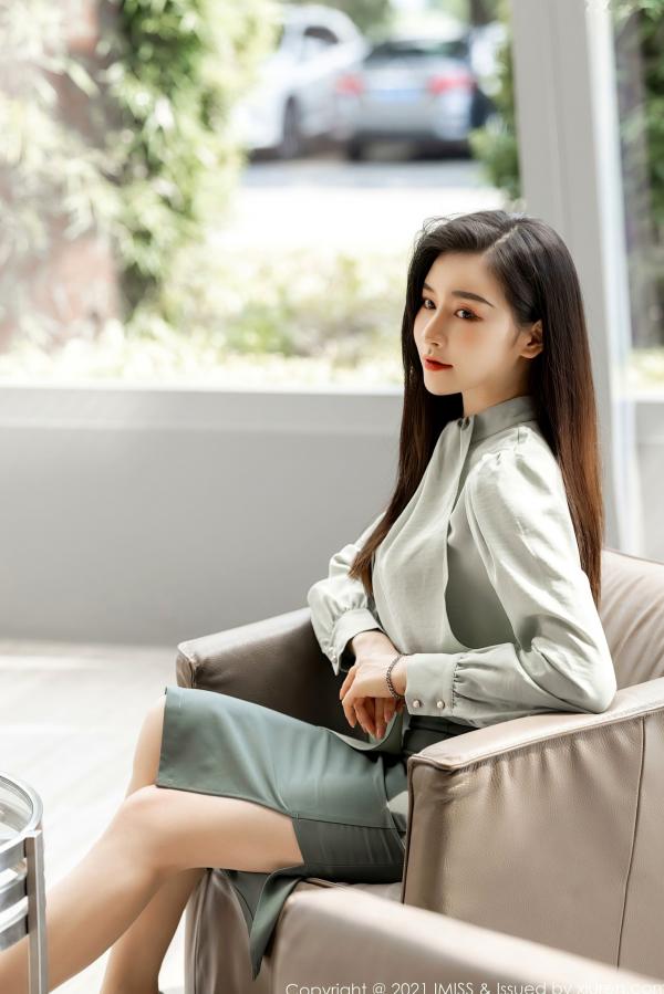 任育萱   IMiss爱蜜社-617-Vanessa-灰裙职业装OL制服与白色内衣诱惑-职场御姐私房写真实拍-2021.07.26第5张图片