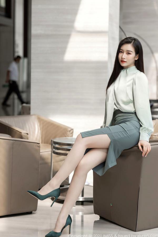 任育萱   IMiss爱蜜社-617-Vanessa-灰裙职业装OL制服与白色内衣诱惑-职场御姐私房写真实拍-2021.07.26第6张图片
