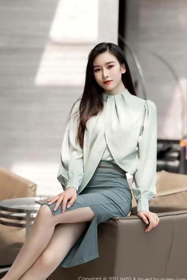 任育萱   IMiss爱蜜社-617-Vanessa-灰裙职业装OL制服与白色内衣诱惑-职场御姐私房写真实拍-2021.07.26第7张图片