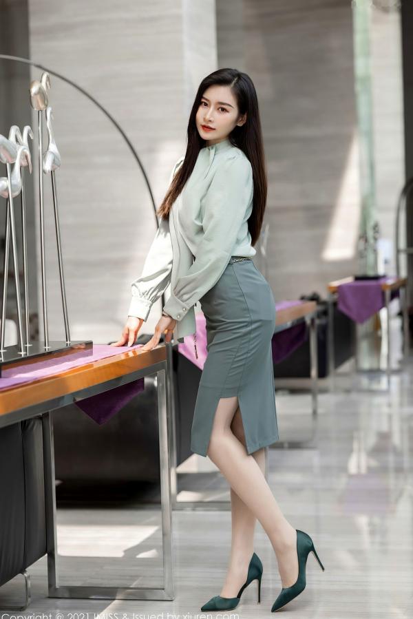 任育萱   IMiss爱蜜社-617-Vanessa-灰裙职业装OL制服与白色内衣诱惑-职场御姐私房写真实拍-2021.07.26第11张图片