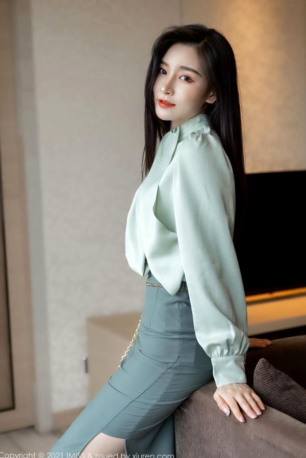 任育萱   IMiss爱蜜社-617-Vanessa-灰裙职业装OL制服与白色内衣诱惑-职场御姐私房写真实拍-2021.07.26第16张图片